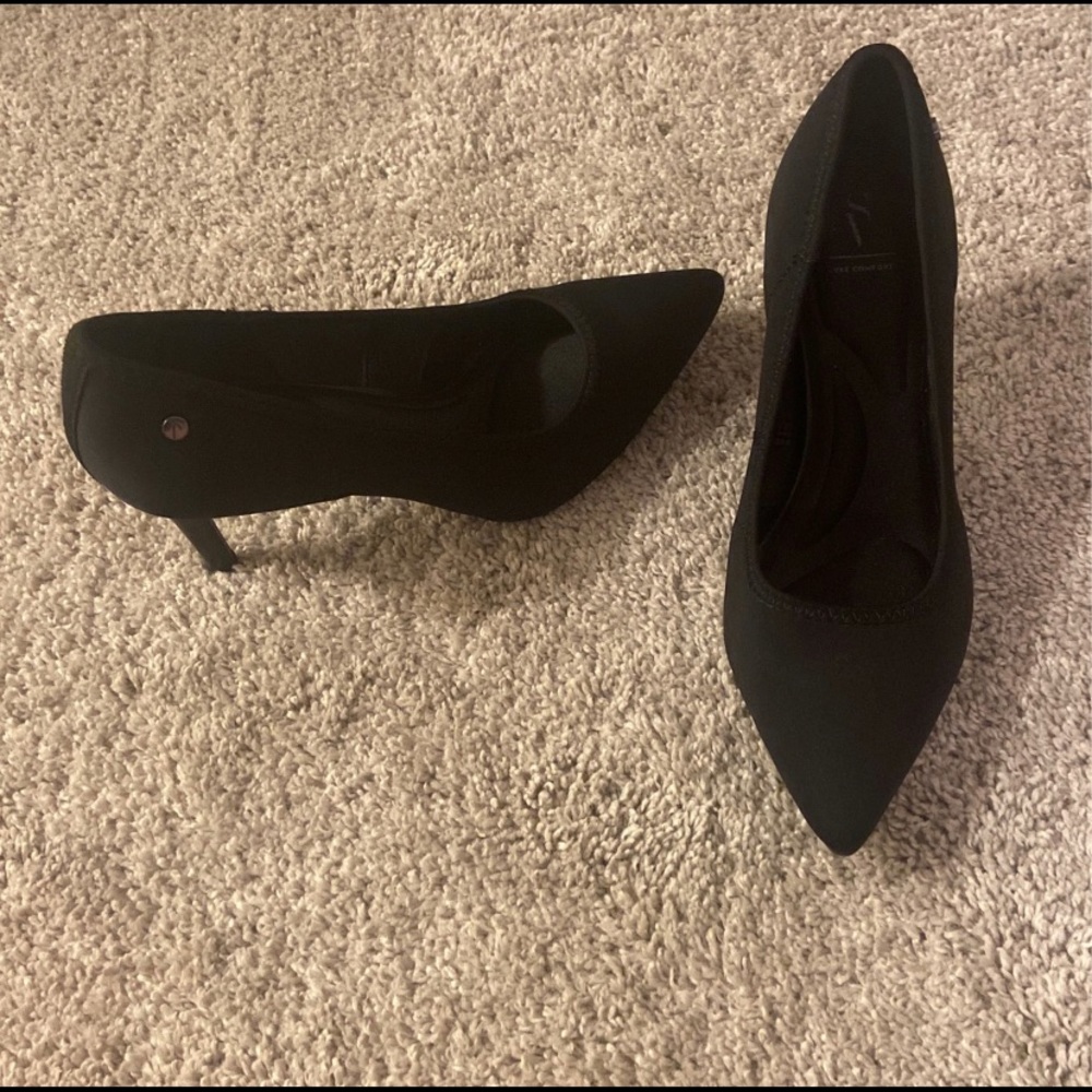 Simply Vera Wang black pumps